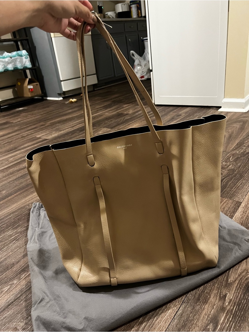 Balenciaga Everyday Beige Leather Tote Bag in Neutral Cream Tone - Picture 5 of 16